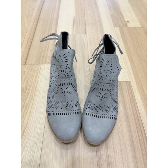 Taupe Gray Perforated Lace Up Back Ankle Boots 8 NEW - Picture 4 of 5